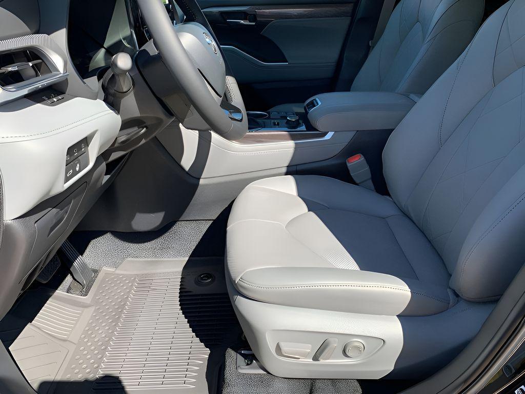 new 2025 Toyota Highlander car, priced at $52,185