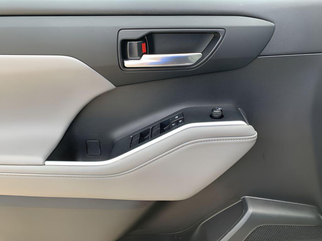 used 2022 Toyota Highlander car, priced at $33,988