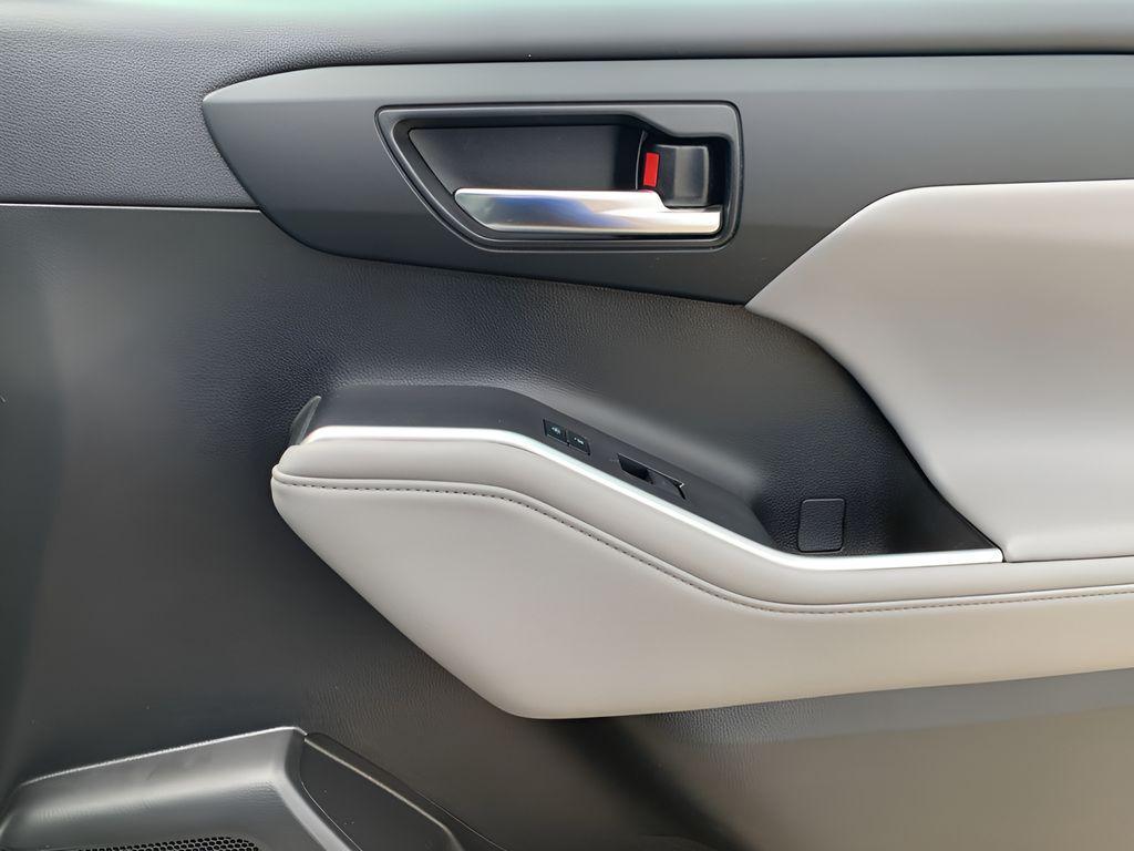 used 2022 Toyota Highlander car, priced at $33,988