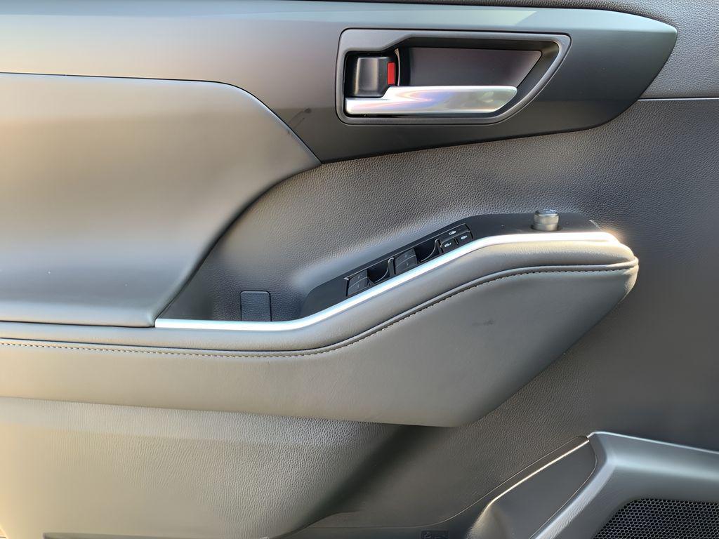 new 2025 Toyota Highlander car, priced at $45,884