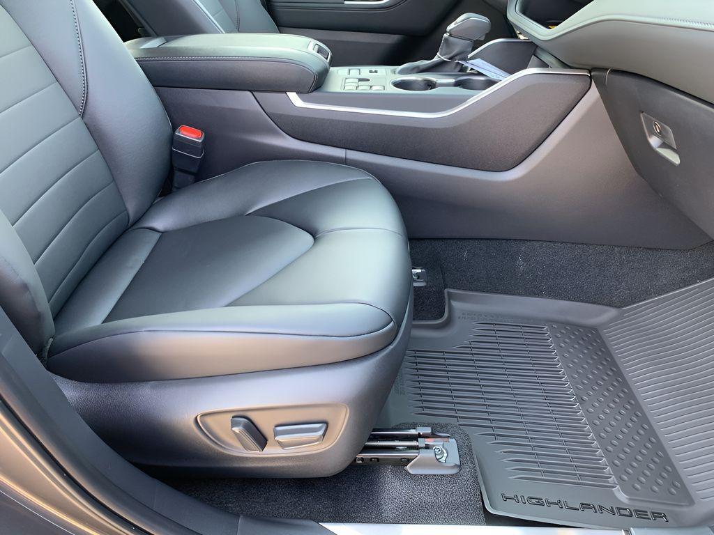 new 2025 Toyota Highlander car, priced at $45,884