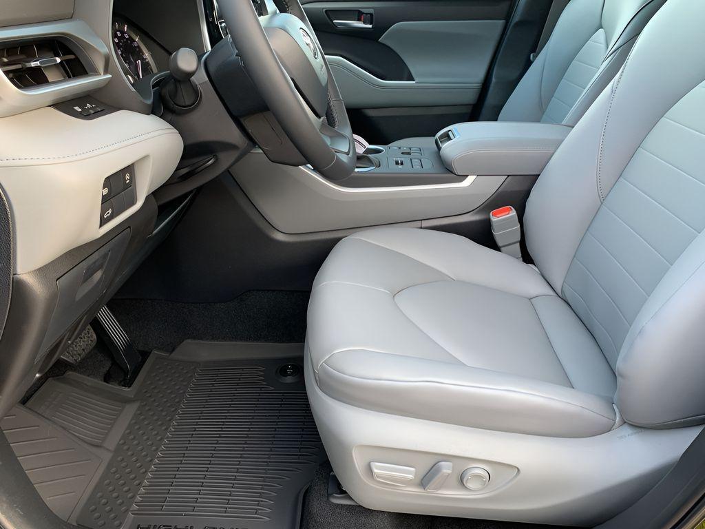 new 2025 Toyota Highlander car, priced at $45,348