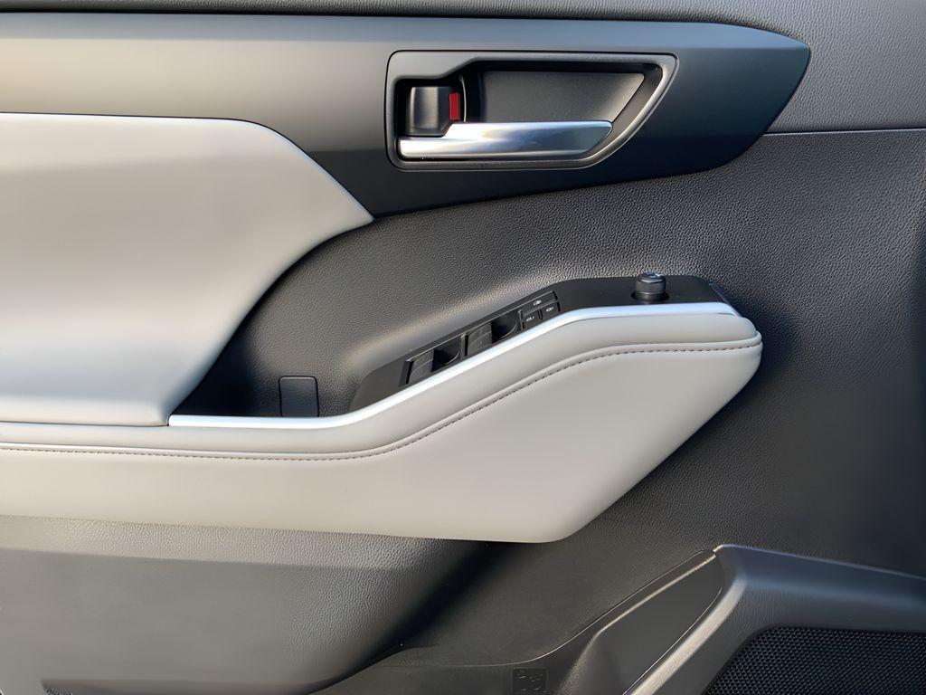 new 2025 Toyota Highlander car, priced at $45,348