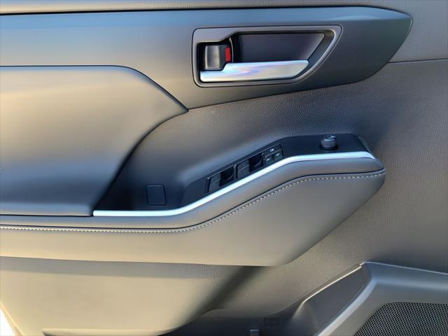 new 2025 Toyota Highlander Hybrid car, priced at $50,987