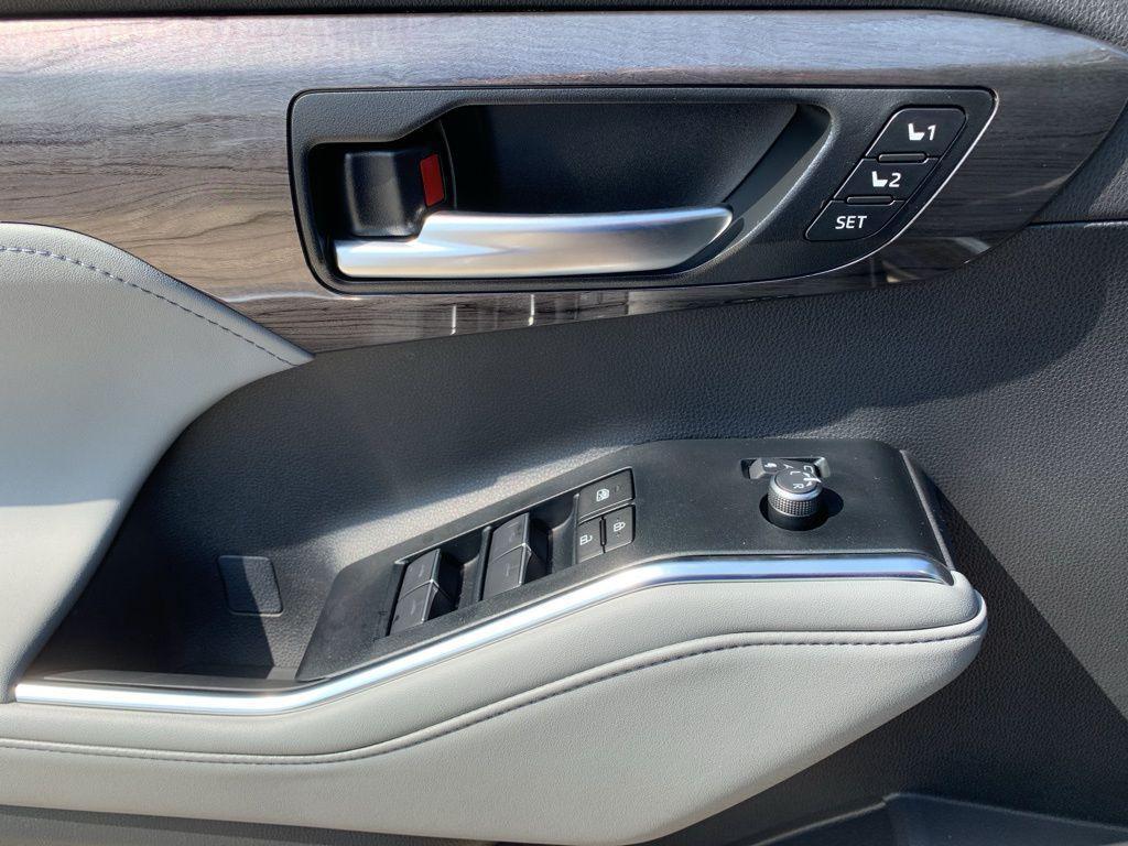 new 2025 Toyota Highlander car, priced at $48,534