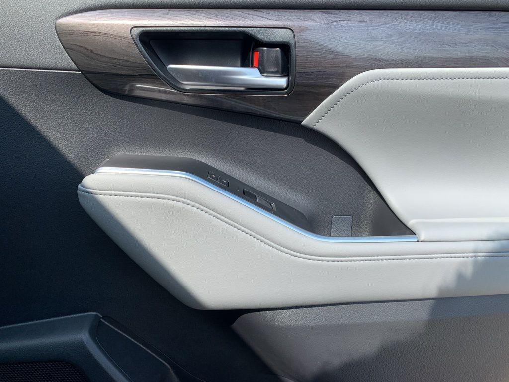 new 2025 Toyota Highlander car, priced at $48,534