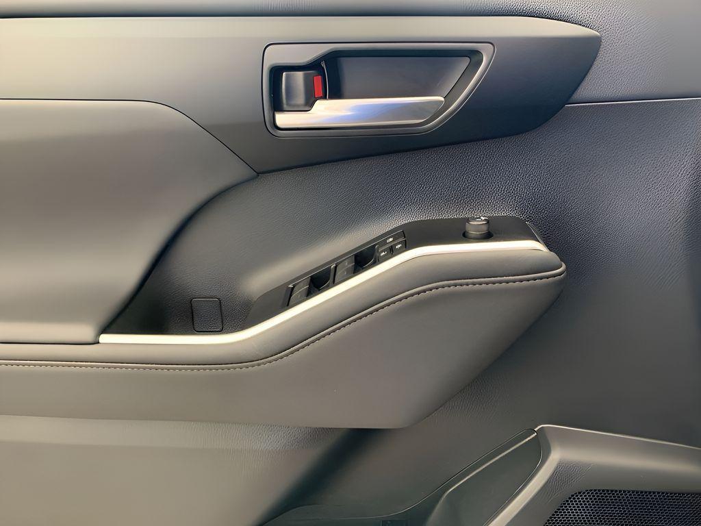 new 2025 Toyota Highlander car, priced at $46,683