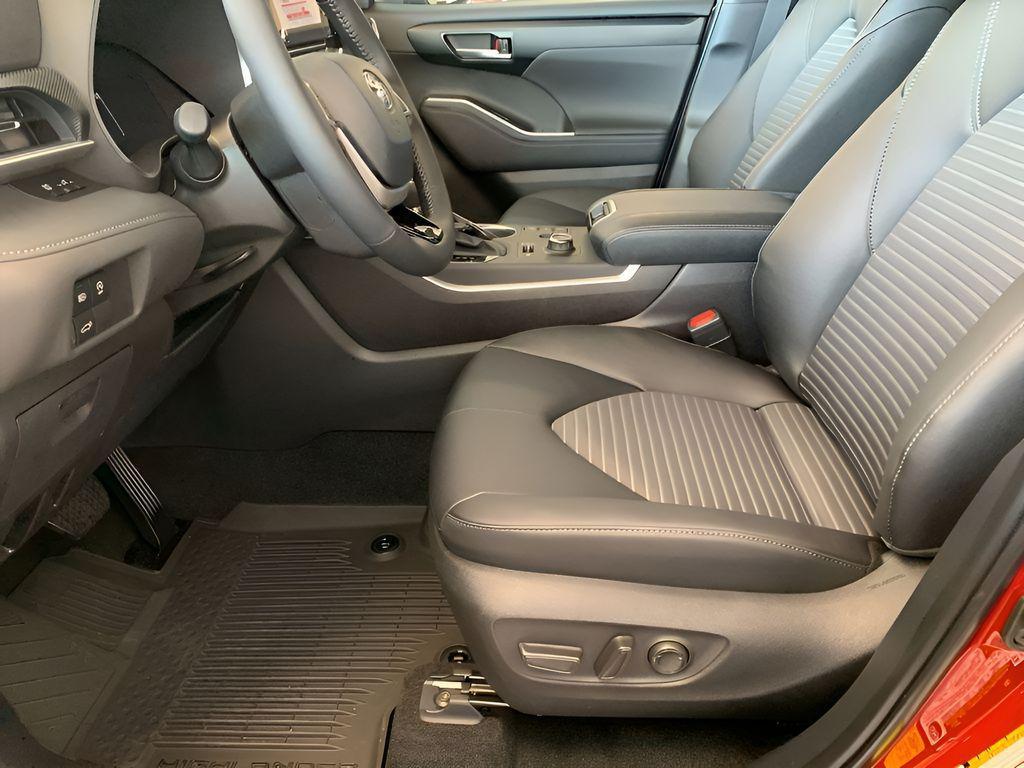 new 2025 Toyota Highlander car, priced at $46,683