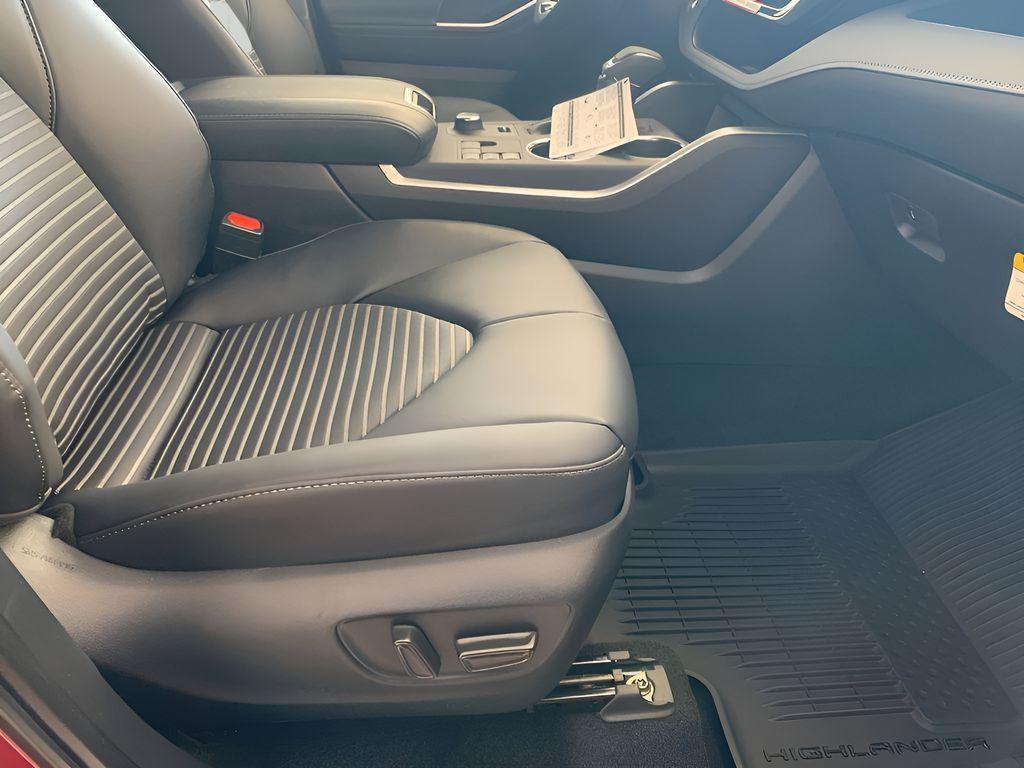 new 2025 Toyota Highlander car, priced at $46,683