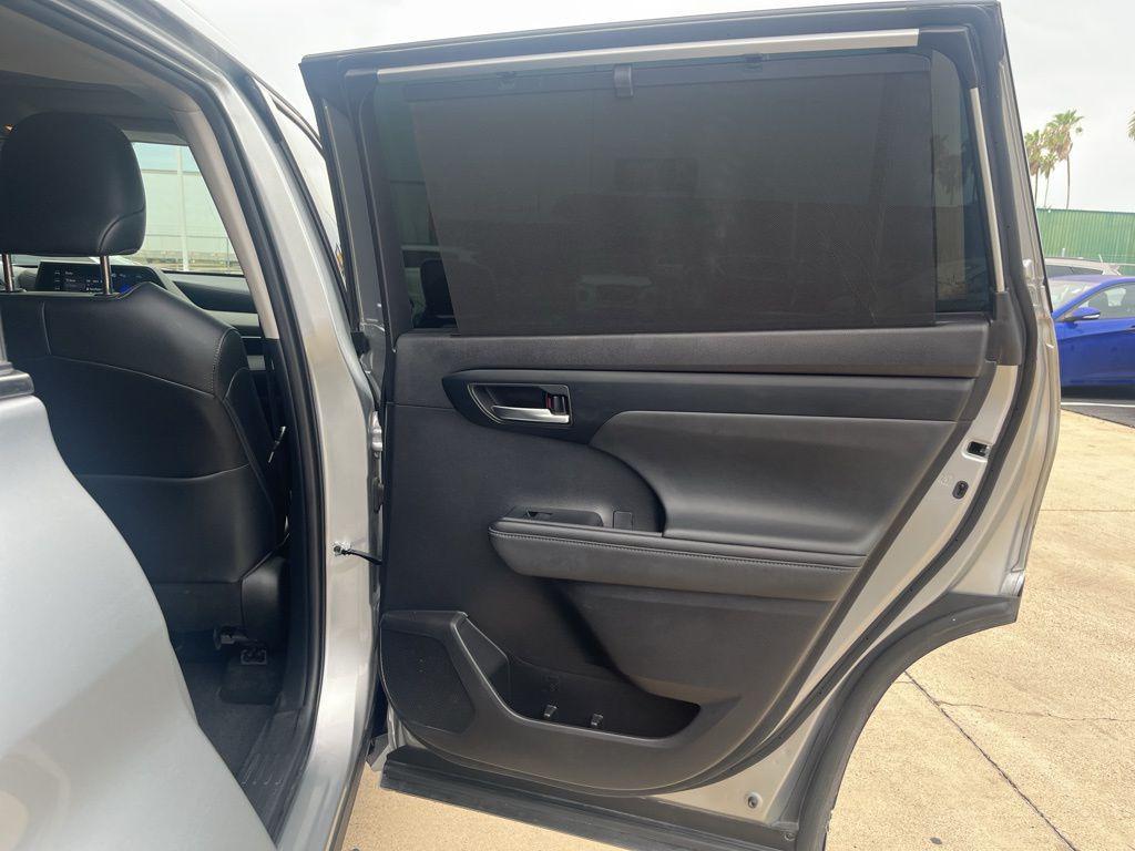 used 2022 Toyota Highlander Hybrid car, priced at $31,491