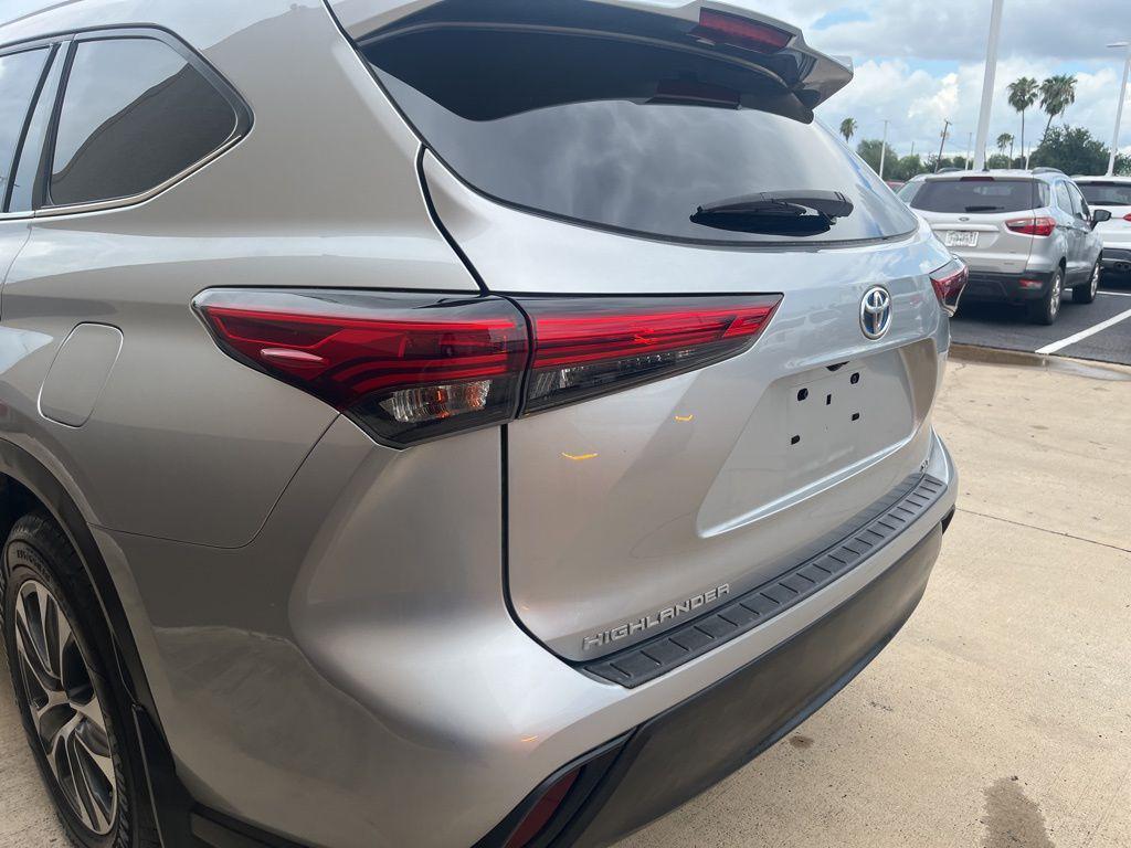 used 2022 Toyota Highlander Hybrid car, priced at $31,491