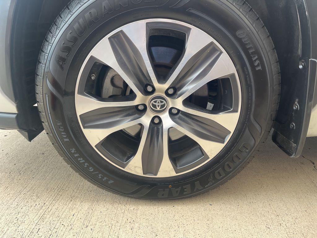 used 2022 Toyota Highlander Hybrid car, priced at $31,491