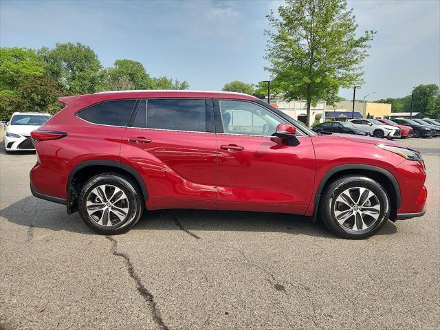 used 2022 Toyota Highlander car, priced at $35,811