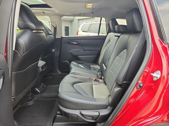 used 2022 Toyota Highlander car, priced at $35,811