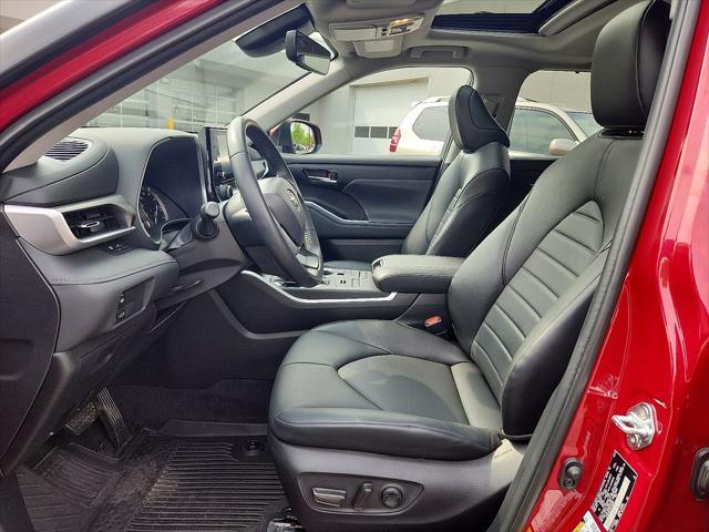 used 2022 Toyota Highlander car, priced at $35,811