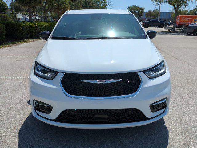 new 2025 Chrysler Pacifica car, priced at $44,833