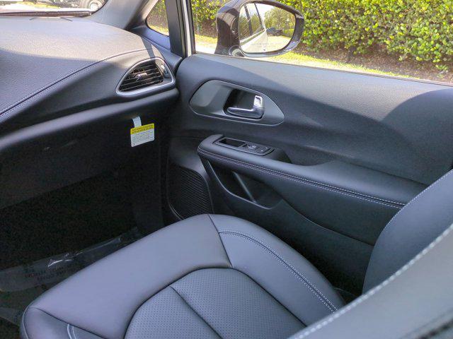 new 2025 Chrysler Pacifica car, priced at $44,833