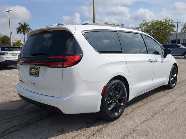 new 2024 Chrysler Pacifica car, priced at $50,264