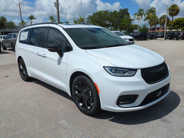 new 2025 Chrysler Pacifica car, priced at $43,032