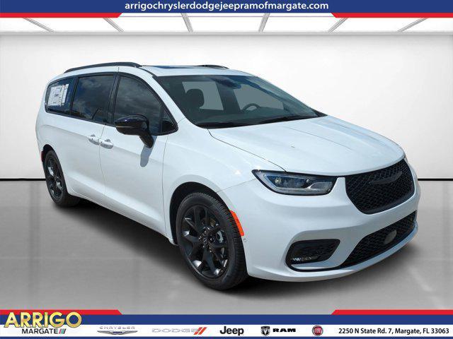 new 2025 Chrysler Pacifica car, priced at $43,032
