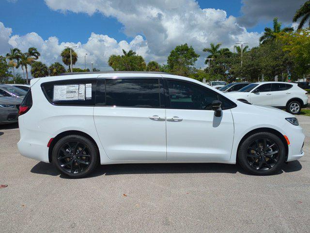 new 2025 Chrysler Pacifica car, priced at $43,032