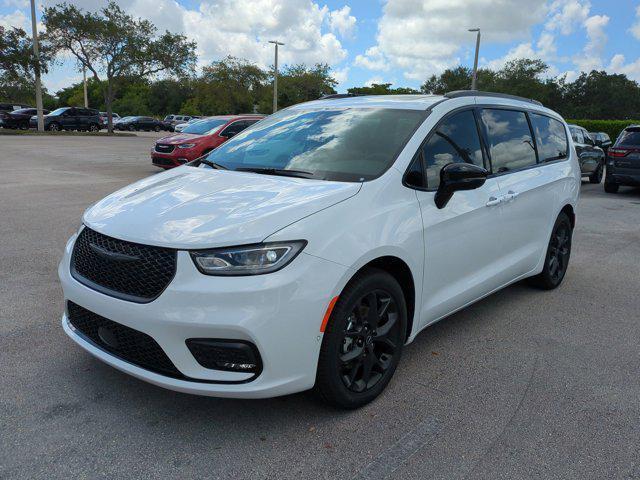 new 2025 Chrysler Pacifica car, priced at $43,032
