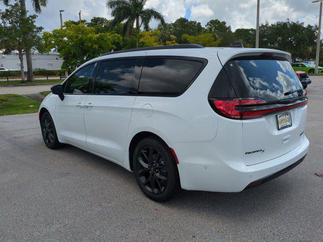 new 2025 Chrysler Pacifica car, priced at $43,032