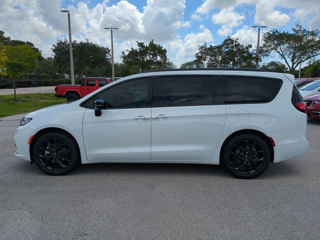 new 2025 Chrysler Pacifica car, priced at $43,032