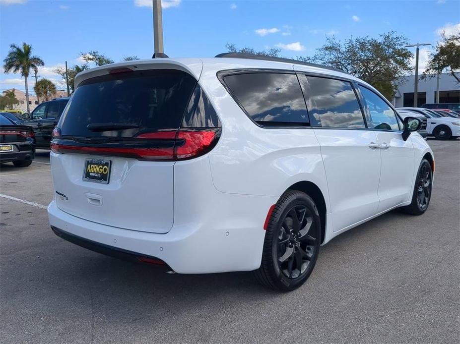 new 2024 Chrysler Pacifica car, priced at $48,166