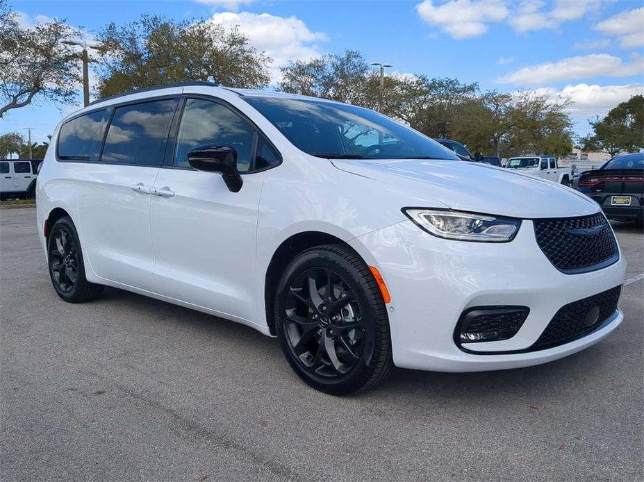 new 2024 Chrysler Pacifica car, priced at $46,391