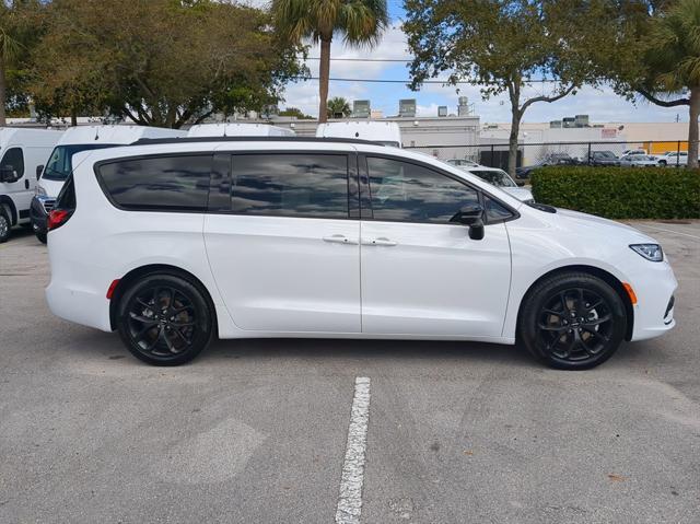 new 2024 Chrysler Pacifica car, priced at $48,884