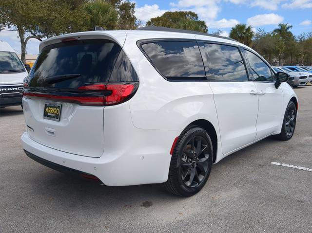 new 2024 Chrysler Pacifica car, priced at $48,884