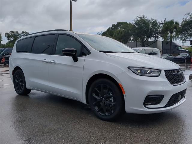 new 2023 Chrysler Pacifica car, priced at $44,690