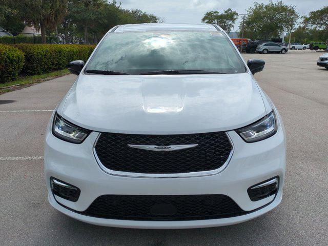 new 2025 Chrysler Pacifica car, priced at $40,246