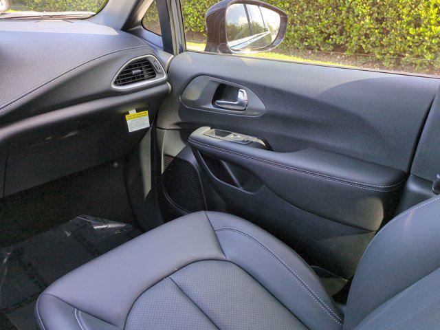 new 2025 Chrysler Pacifica car, priced at $45,279