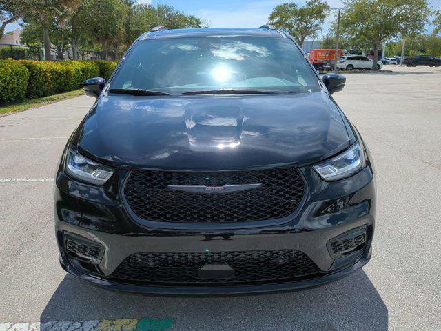 new 2025 Chrysler Pacifica car, priced at $45,867