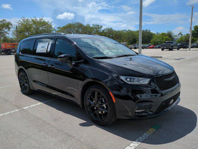 new 2025 Chrysler Pacifica car, priced at $45,867
