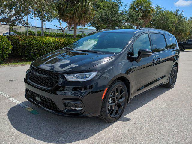 new 2025 Chrysler Pacifica car, priced at $45,867