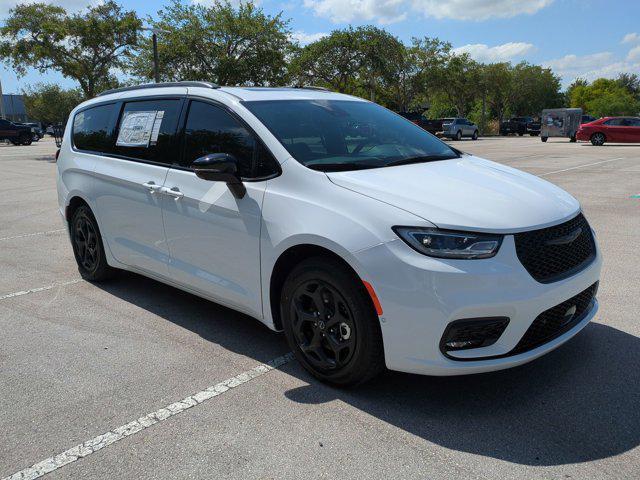 new 2025 Chrysler Pacifica Hybrid car, priced at $47,748