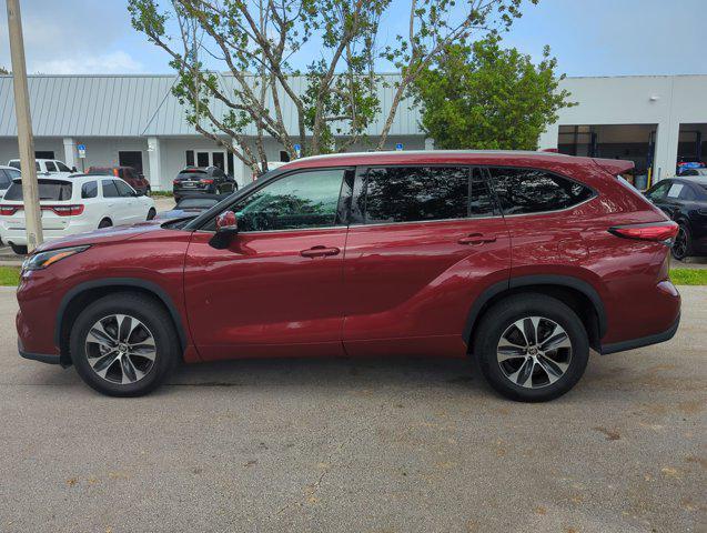 used 2021 Toyota Highlander car, priced at $34,997