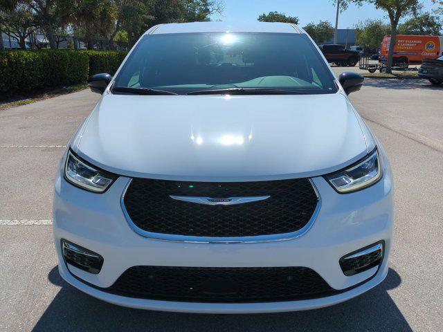 new 2025 Chrysler Pacifica car, priced at $40,653