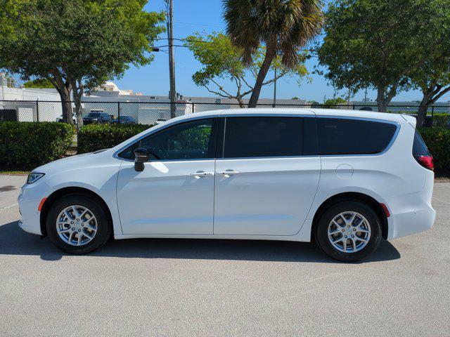 new 2025 Chrysler Pacifica car, priced at $40,653