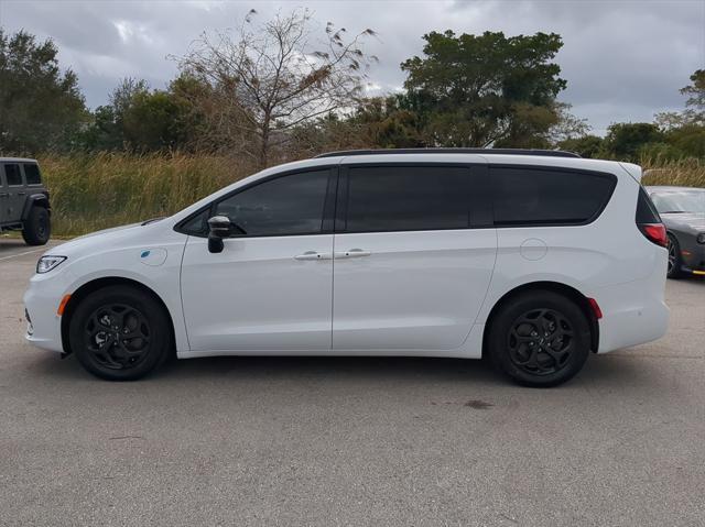 new 2024 Chrysler Pacifica Hybrid car, priced at $55,115