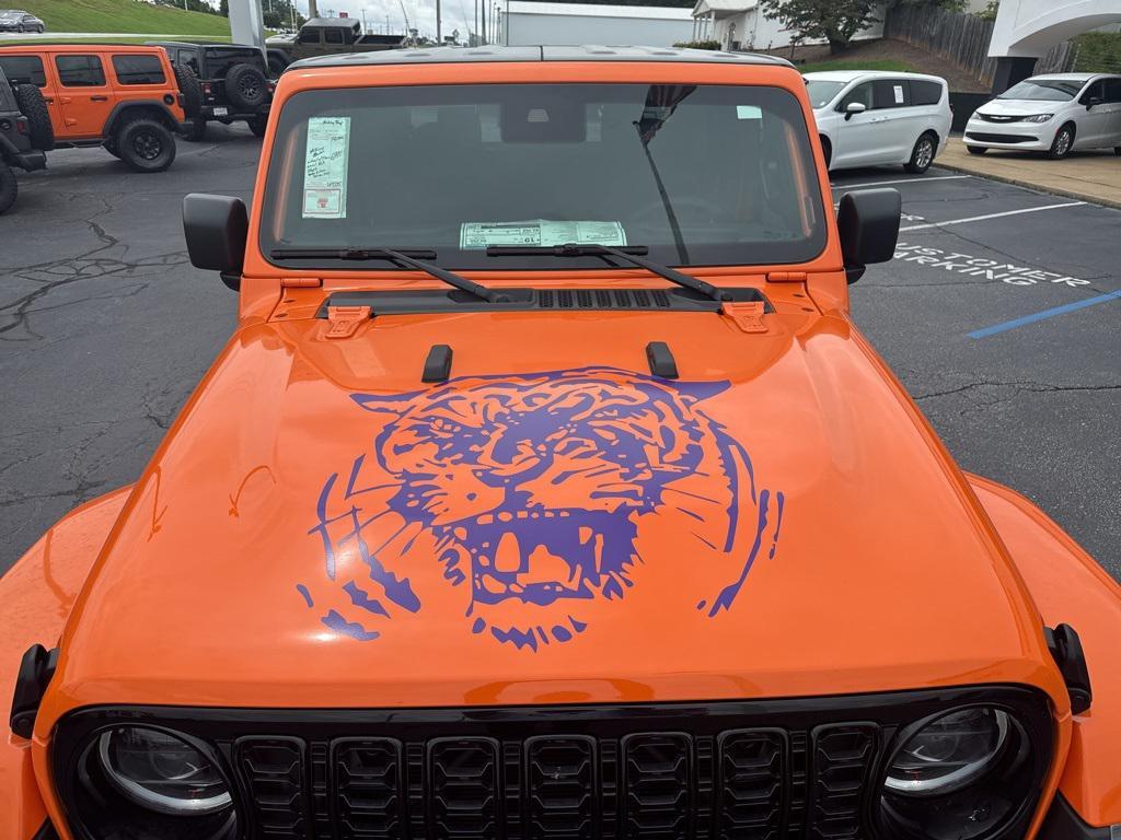 new 2025 Jeep Gladiator car, priced at $49,202