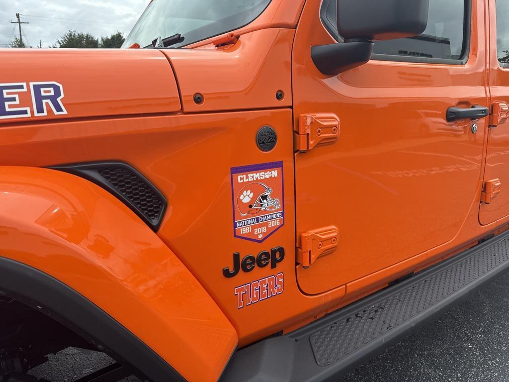 new 2025 Jeep Gladiator car, priced at $49,202