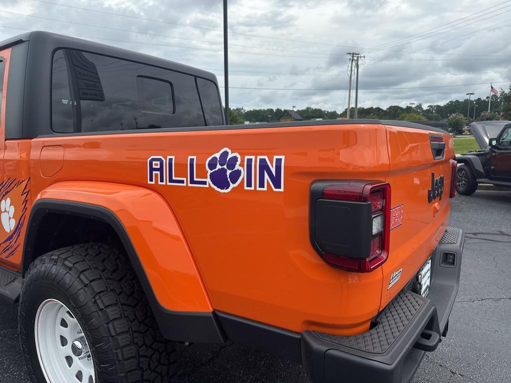 new 2025 Jeep Gladiator car, priced at $49,202