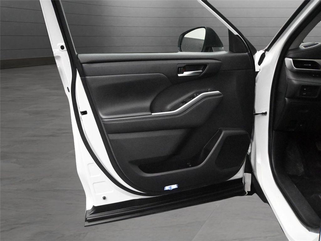 used 2022 Toyota Highlander car, priced at $31,750