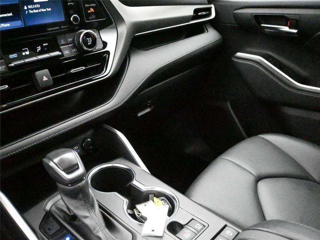 used 2022 Toyota Highlander car, priced at $31,750