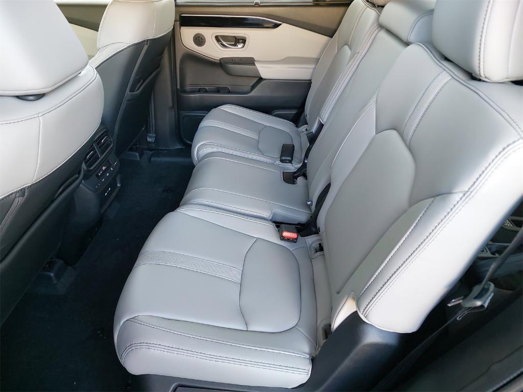 new 2025 Honda Pilot car, priced at $48,950