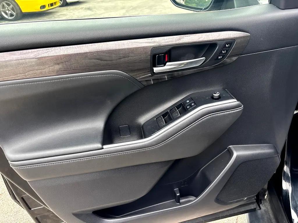 used 2021 Toyota Highlander car, priced at $31,750